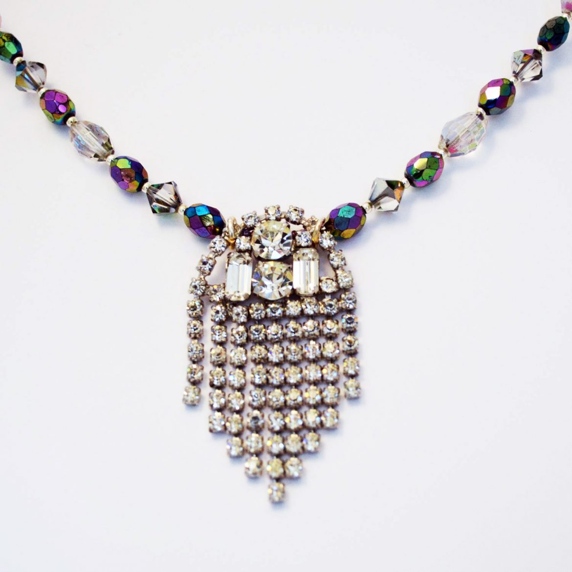 statement necklace 1950s glamour
